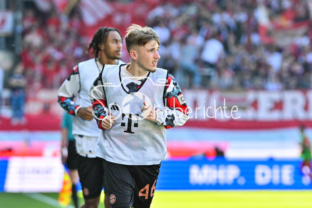 1. FC Heidenheim - FC Bayern München | im Bild Lennart KARL (FC Bayern Muenchen 46) auf dem Weg zum warmmachen / Einzelfoto / Freisteller / Bundesliga: 1. FC Heidenheim - FC Bayern Muenchen, Voith Arena am 19.04.2025