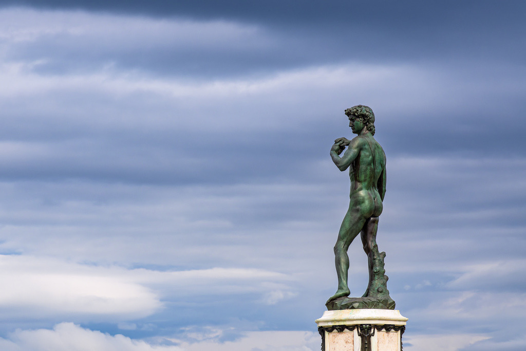 Blick auf die David Statue auf dem Piazzale Michelangelo in Florenz, Italien | Blick auf die David Statue auf dem Piazzale Michelangelo in Florenz, Italien.