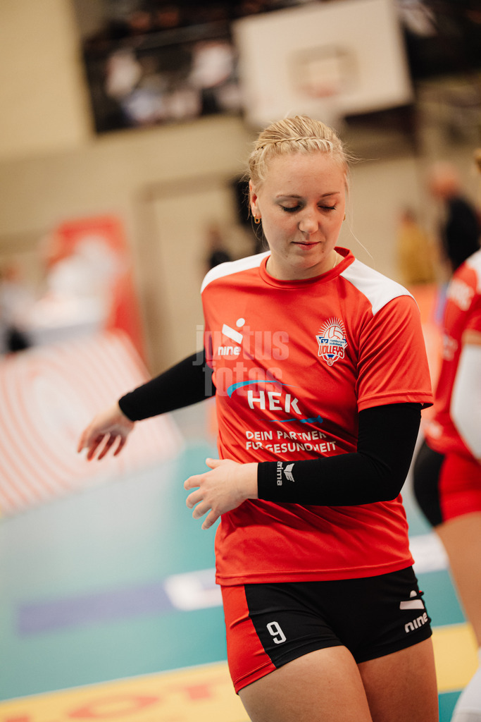 Volleyball | Frauen | Saison 2025/2026 | Volleyball Bundesliga | ETV Hamburger Volksbank Volleys vs. Ladies in Black Aachen | 29.10.2025 | Luise Klein (#9, ETV Hamburger Volksbank Volleys) beim Aufwärmen