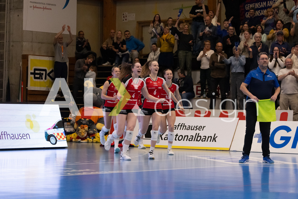 Volleyball I Frauen I Saison 2025-2026 I Volleyball NLA | Women I 1/2 Finals I  VC Kanti Schaffhausen - Sm'Aesch Pfeffingen I 22.03.2026 | Jubel zum Sieg von VC Kanti Schaffhausen - Realisiert mit Pictrs.com