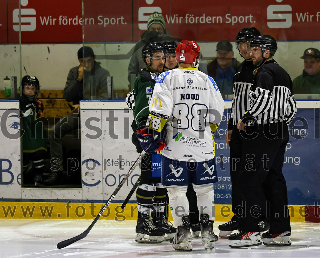 2023-01-06_006_TSV_Erding_gegen_ERV_Schweinfurt | Erding, Deutschland, 06.01.2023:
Eishockey, Bayernliga 2022 / 2023, 26. Spieltag, TSV Erding gegen ERV Schweinfurt, Endergebnis: 7:3

Philipp Michl (Erding Gladiators, #77), Dylan Hood (ERV Schweinfurt, #88)

Foto: Christian Riedel / fotografie-riedel.net