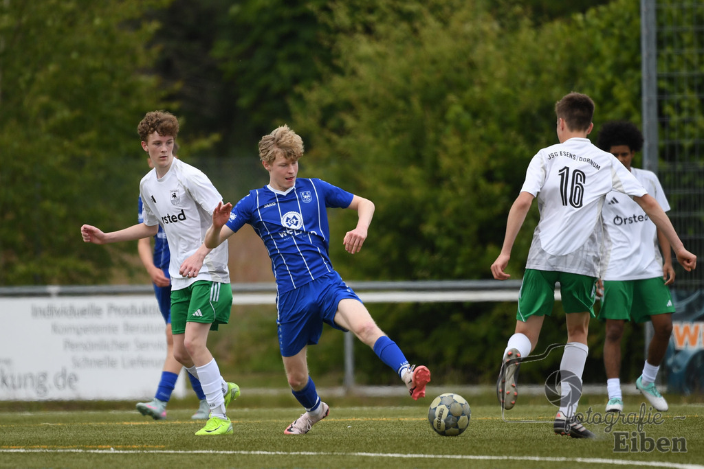 FC Rastede-JSG Esens/Dornum | B-Jugend Bezirksliga; FC Rastede (blau)-JSG Esens/Dornum (weiß) am 24.05.2025 in Rastede (Sportanlage Kötterswegs), Photo: Philip Eiben 2025 - Realisiert mit Pictrs.com