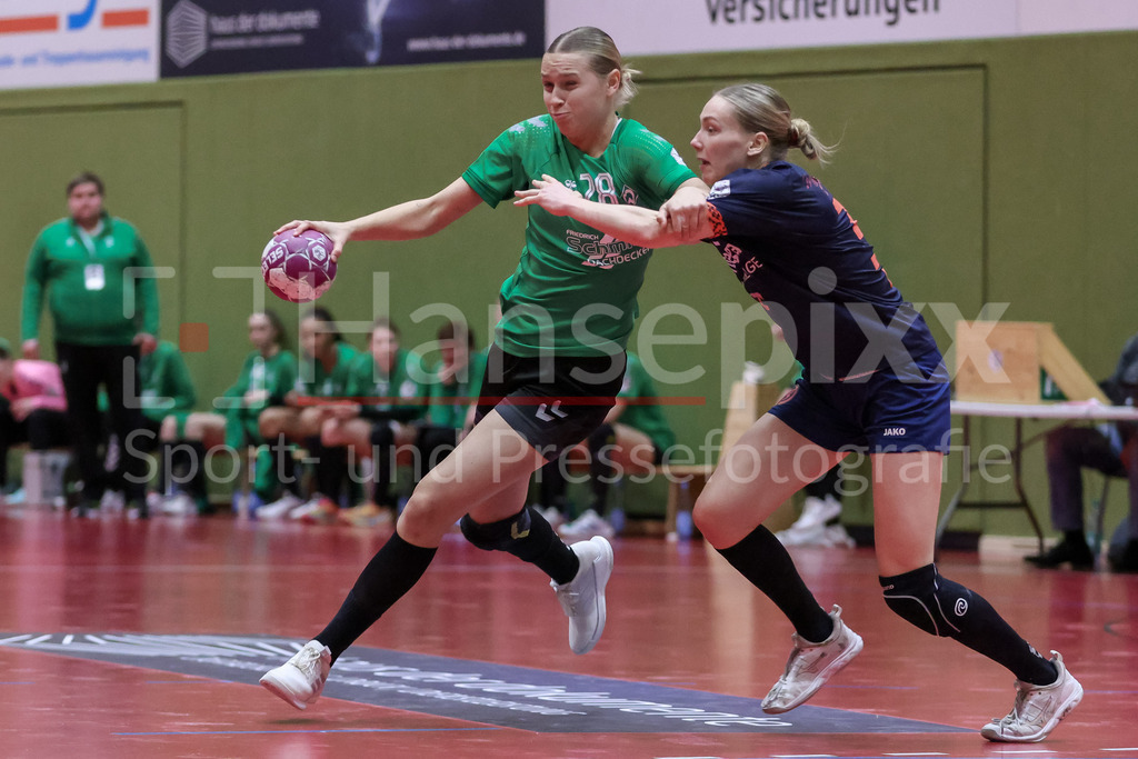 Handball, 2. Bundesliga Frauen, SV Werder Bremen - 1. FSV Mainz 05 | v.li.: Leni Ruwe (SV Werder Bremen, 28) und Neele Mara Orth (1. FSV Mainz 05, 32) im Zweikampf, Duell, Spielszene, Aktion, Action