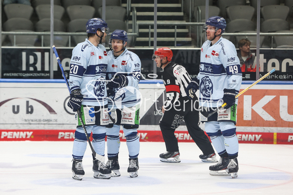 Augsburger Panther - Straubing Tigers | Jubel der Tigers nach dem Treffer zum 1-6 durch Marcel BRANDT (STR #92) / Freude / Tor / Torschuetze