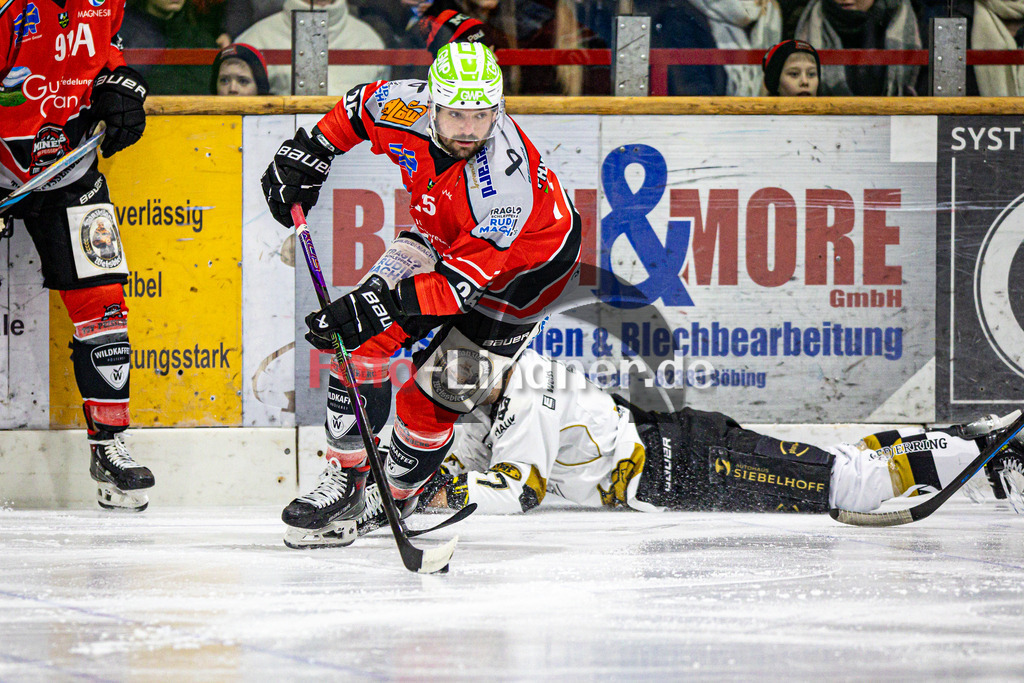 TSV Peißenberg MINERS gegen EHC Königsbrunn PINGUINE | Eishockey Bayernliga Herren Playoffs Viertelfinale 2024/25 - Spiel 4 von 7, TSV Peißenberg MINERS gegen EHC Königsbrunn PINGUINE, 20250216,Marius KLEIN (MINERS 25) in Aktion,2025-02-16 in Peißenberg (Eisstadion Peißenberg)Marius KLEIN (MINERS 25)Copyright: WolfgangxLindner foto-lindner.de