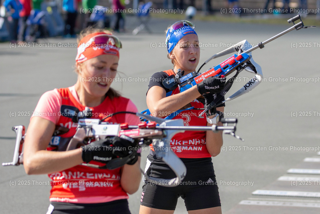 Deutsche Meisterschaften Biathlon 2018 | Deutsche Meisterschaften Biathlon 2018, Massenstart Frauen am 15.09.2018 in der DKB SKI ARENA in Oberhof, (Deutschland)

Bild: Franziska Preuss vom SC Haag / Zoll (3),
Luise Kummer vom SV Frankenhain / BwO (5) - Realisiert mit Pictrs.com