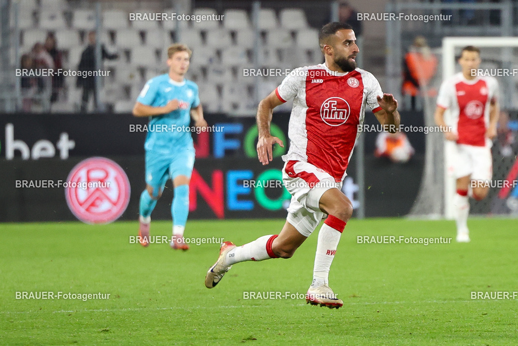 Rot-Weiss Essen - Hansa Rostock | Essen, Deutschland, 01.10.2025 Ramien Safi  (Rot-Weiss Essen) Renntwährend des 3.Liga Spiels zwischen  Rot-Weiss Essen und TSG Hoffenheim u23 am 20.09.2025 im Stadion an der Hafenstraße in Essen. (Foto von Timo Bluhmki-Schmidt/Brauer Fotoagentur