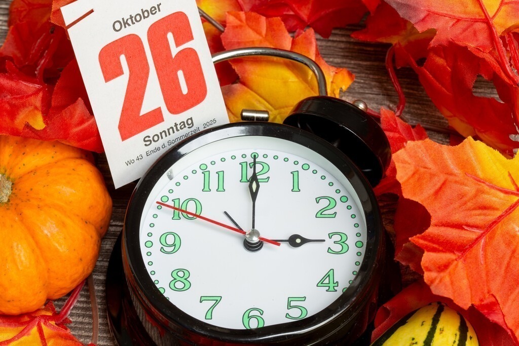 Zeitumstellung Winterzeit 2025: Nahaufnahme von einem Wecker, herbstlicher Dekoration und einem Blatt von einem Abreißkalender der das Datum 26. Oktober anzeigt | Zeitumstellung Winterzeit 2025: Nahaufnahme von einem Wecker, herbstlicher Dekoration und einem Blatt von einem Abreißkalender der das Datum 26. Oktober anzeigt - Realisiert mit Pictrs.com