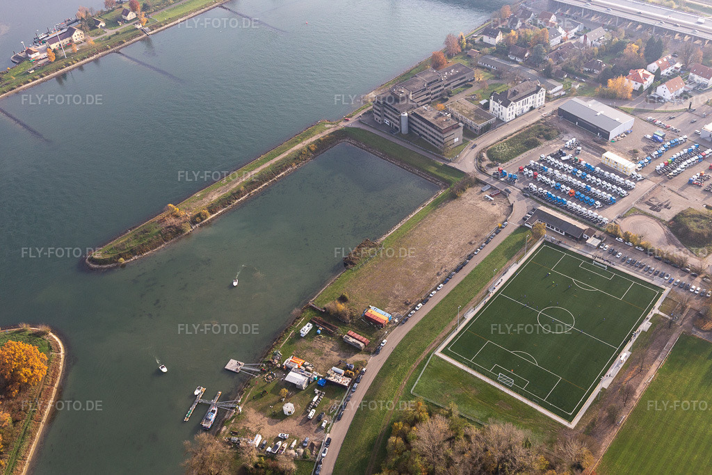 Luftbild: Kaianlagen und Schiffs- Anlegestellen am Hafenbecken des Rheinhafen Maximiliansau mit CJD Maximiliansau am Rhein im Ortsteil Maximiliansau in Wörth im Bundesland Rheinland-Pfalz in Deutschland. Foto: IMG_119822.jpg vom 24.11.2019 durch Werner Riehm/FLY-FOTO.de