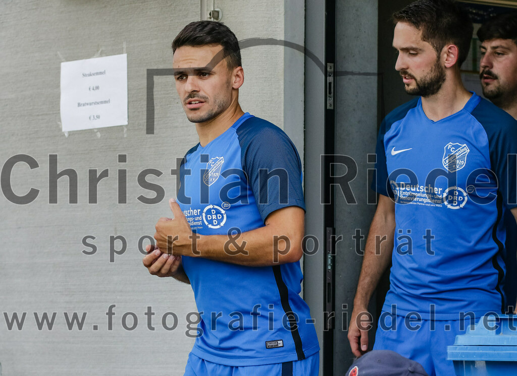2023-07-08_007_FC_Langengeisling_gegen_TSV_Buchbach | Erding, Deutschland, 08.07.2023:
Fußball, Bezirksliga Oberbayern Ost 2023 / 2024, Testspiel, FC Langengeisling gegen TSV Buchbach, Endergebnis: 0:6

Maximilian Hintermaier (FC Langengeisling, #13), Lucas Seeholzer (FC Langengeisling, #2)

Foto: Christian Riedel / fotografie-riedel.net