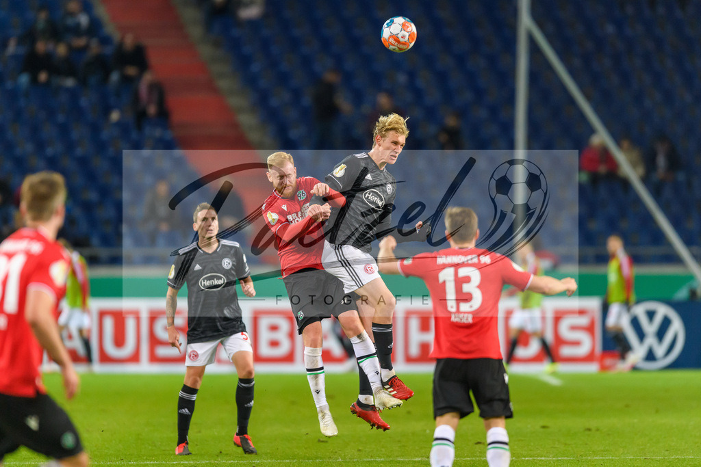 H96DUS20211027_044 | Fussball, Herren: Sebastian Kerk (Hannover 96) und Christoph Klarer (Fortuna Duesseldorf) im Zweikampf bei dem Spiel der 2. Runde im DFB-Pokal zwischen Hannover 96 und Fortuna Duesseldorf in der HDI-Arena am 27.10.2021 in Hannover, Deutschland.DFB / DFL REGULATIONS PROHIBIT ANY USE OF PHOTOGRAPHS AS IMAGE SEQUENCES AND/OR QUASI-VIDEO. - Realisiert mit Pictrs.com
