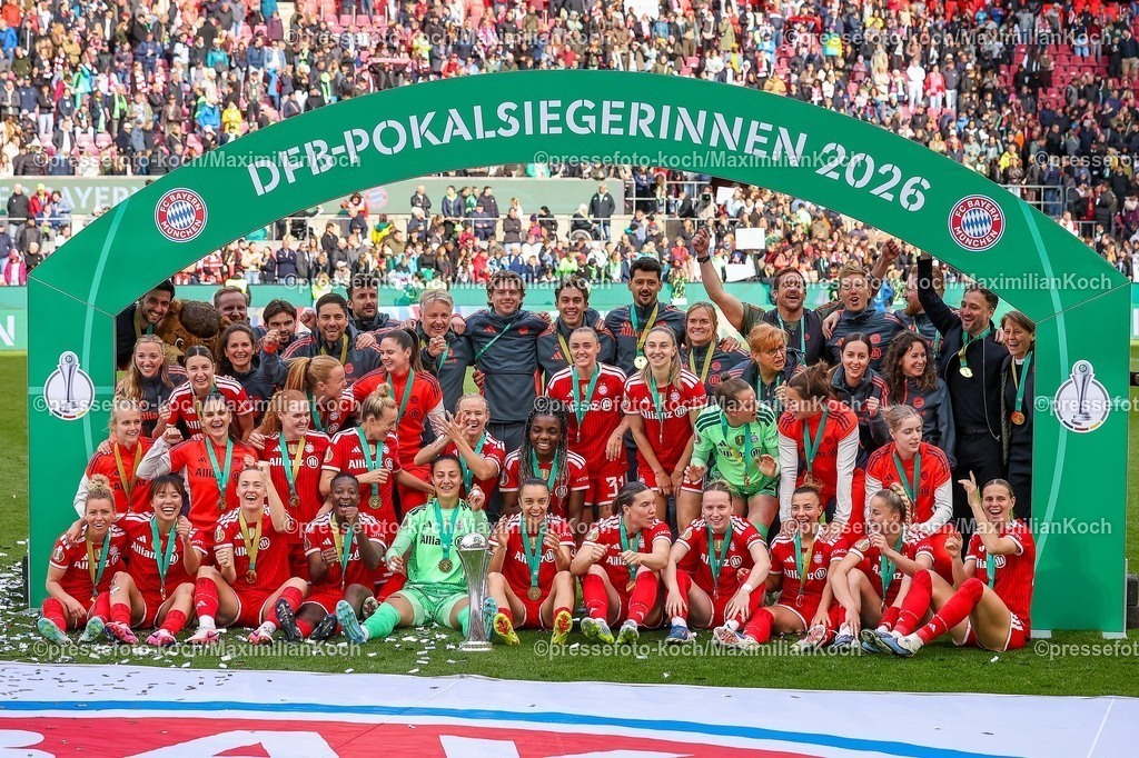 xKWIx14052601110 | 2026.05.14, xkwix, Fußball, Finale DFB-Pokal Frauen, VfL Wolfsburg -  FC Bayern München, Saison 2025 2026, Rhein-Energie-Stadion in Köln: Mannschaftsbild der Siegerinnen aus Muenchen vorm Siegerinnen Torbogen DFB regulations prohibit any use of photographs as image sequences and or quasi-video. Photo: xKamilxWilkowskixPressefotoKochx