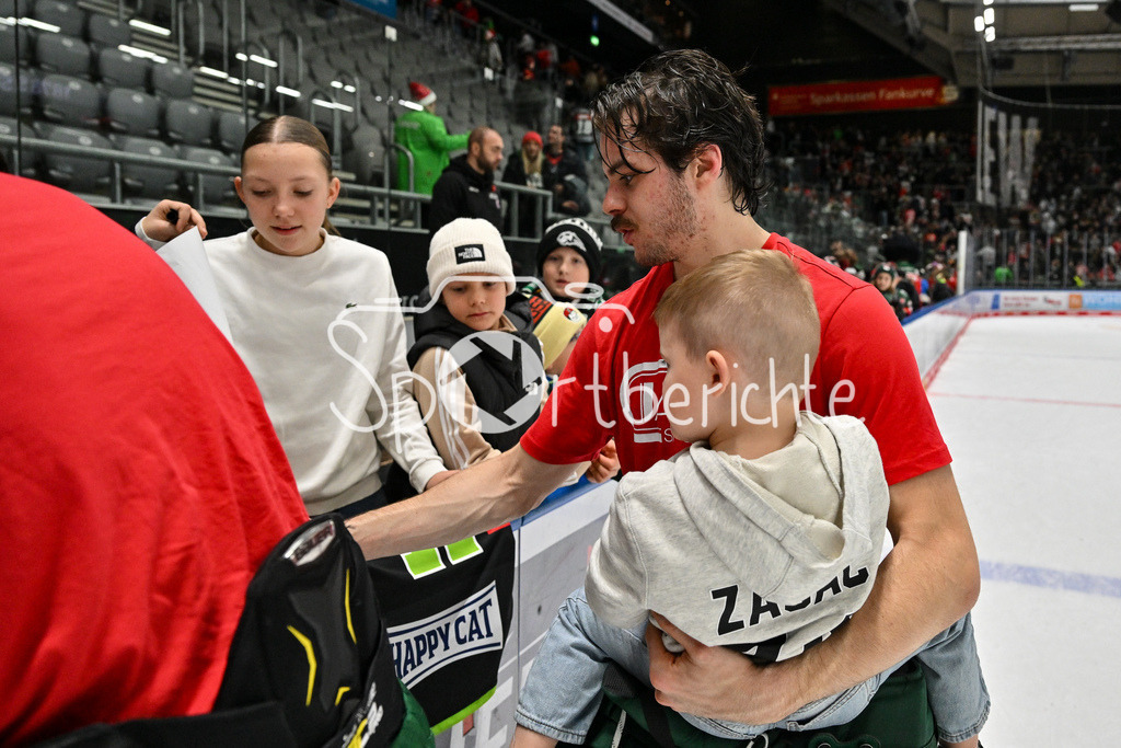 Augsburger Panther - Nürnberg Ice Tigers | Das Team der Augsburger Panther feiert zusammen mit den Fans den Heimsieg gegen Nuernberg / DEL: Augsburger Panther - Nuernberg Ice Tigers, Curt Frenzel Stadion am 06.12.2024 / Strauss MANN (Augsburger Panther #38)
