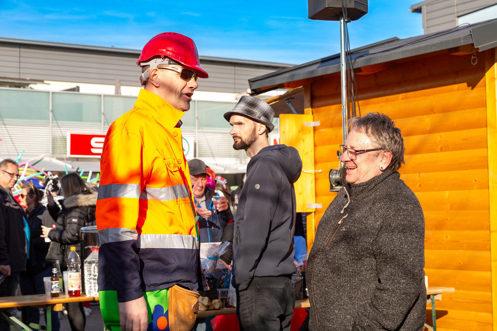 Umzug2025-225_9951 | Fotostrecke: FASCHINGSUMZUG 2025 in Loosdorf. 22 Masken(gruppen)-Teilnehmer: Loosdorfer Vereine, Wirtschaftstreibende, Gemeindeabordnungen sowie Kreditinstitute. rund 700 Besucher entlang der Hauptstrasse. Veranstaltungs-Sicherung durch Mannschaft der FF-Loosdorf mit schwerem Gerät. Maskenprämierung am EKZ-Platz durch Bgm. Thomas Vasku in den Kategorien: Bester Festwagen (Fa. gkonzept-Groissenberger; Beste Personengruppe-ASK-Loosdorf; Beste Einzelperson; Weiteste Anreise-FF Schollach;