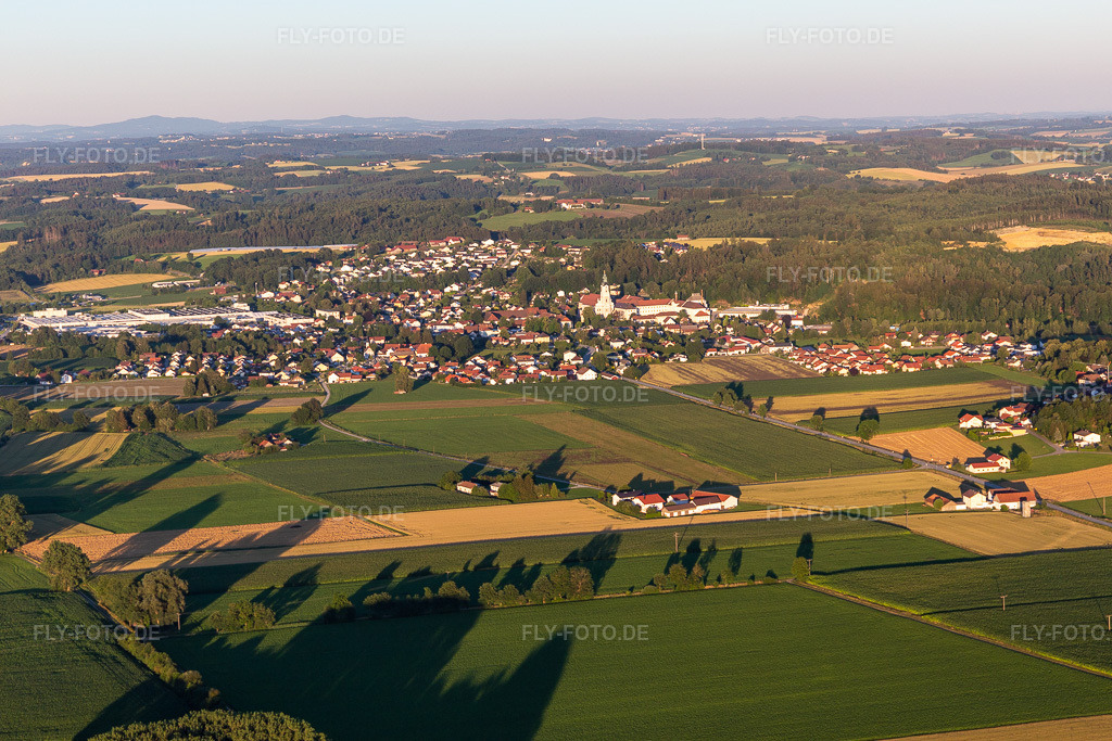 Luftbild:  im Ortsteil Sankt Peter in Aldersbach im Bundesland Bayern in Deutschland. – Foto: IMG_132895.jpg vom 02.07.2022 durch Werner Riehm/FLY-FOTO.de – Auflösung des Originals: 5472 x 3648 px – aldersbach.de