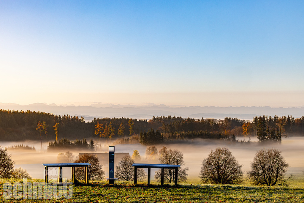 Morgennebel bei Starkenhofen nähe Leutkirch im Allgäu | Stimmungsvoller Morgennebel bei Osterhofen nahe Leutkirch im Allgäu. Sanftes Licht und zarte Nebelschleier verleihen der Landschaft eine ruhige, fast märchenhafte Atmosphäre. - Realisiert mit Pictrs.com