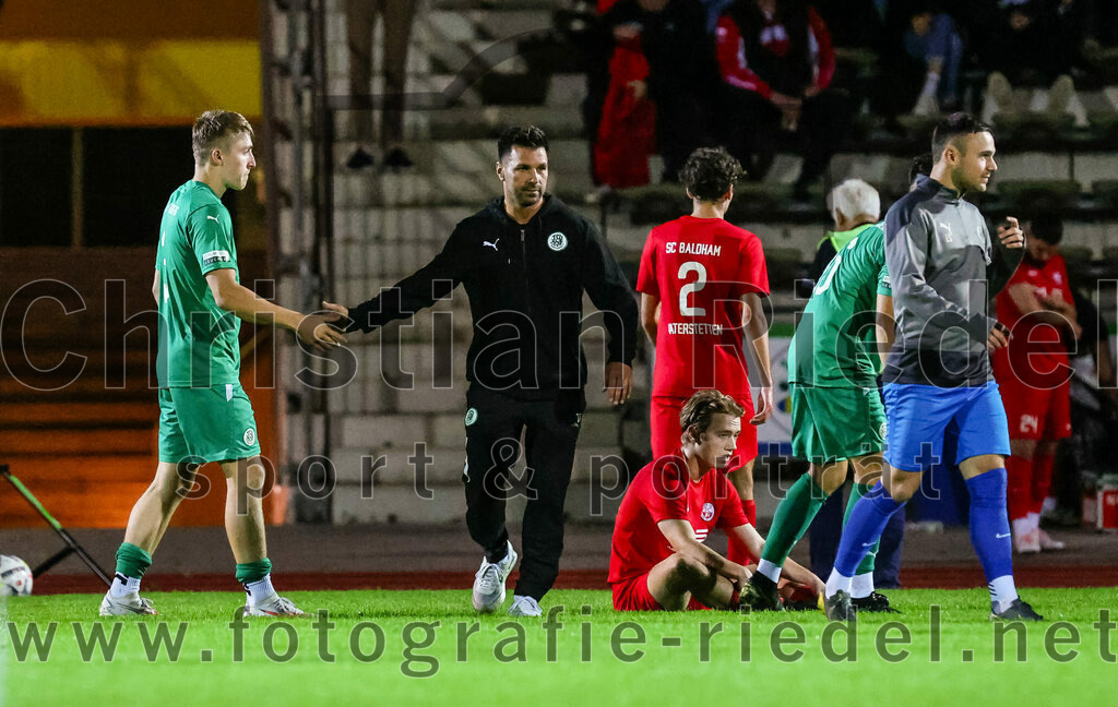 2023-09-01_095_SC_Baldham-Vaterstetten_gegen_TSV_1877_Ebersberg | Vaterstetten, Deutschland, 01.09.2023:
Fußball, Kreisliga 2023 / 2024, 3. Spieltag, SC Baldham-Vaterstetten gegen TSV 1877 Ebersberg, Ergebnis: 1:2

Trainer Timur Tepedelen (TSV 1877 Ebersberg)

Foto: Christian Riedel / fotografie-riedel.net