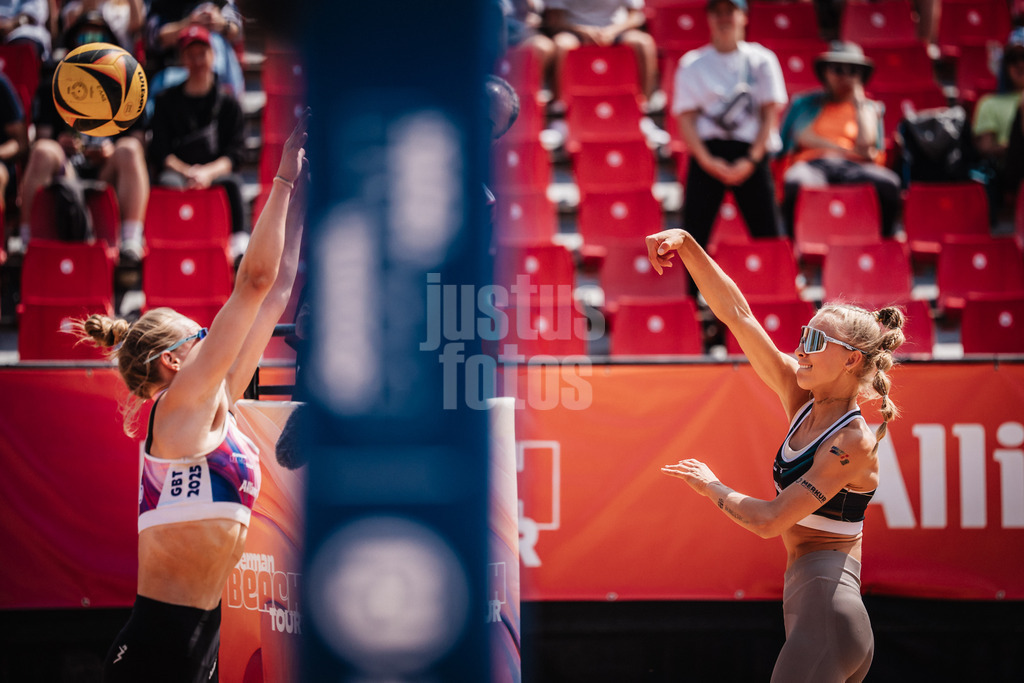 Beachvolleyball | Frauen | Allianz German Beach Tour 2025 | Tourstop München | 11.07.2025 | rechts Paula Schürholz beim Angriff gegen links Tabea Schwarz