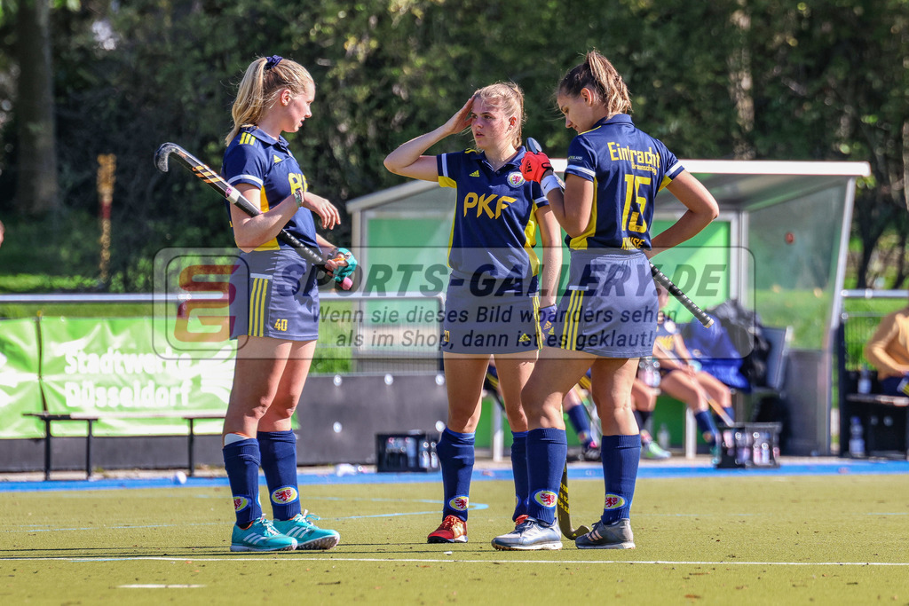 MJ_2022-10-09_Damen_DSD-Braunschweig-56 | Meike Starmann (Eintracht Braunschweig #40), Olla Edelhäuser (Eintracht Braunschweig #20) &amp; Anna Viktoria Krause (Eintracht Braunschweig #15), DSD Düsseldorf - Eintracht Braunschweig am 9.10.2022 in der Hockeyanlage DSD, Düsseldorf
