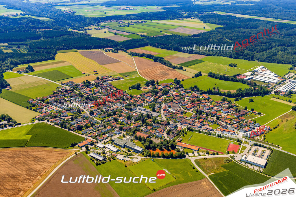Schrägluftbild  Großhelfendorf  Aying - Das Luftbild wurde 2025 vom UL-Flugzeug heraus erstellt ( keine Drohne ) - Hochauflösende Luftaufnahme -Nicht vergleichbar mit Google Maps oder Satelittenbilder- Die Geschenkidee !Mit Lizenz und Bildrechte bestellbar