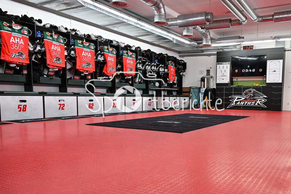 Augsburger Panther - Kölner Haie | Die Trikots der Panther haengen schon in der Kabine / DEL: Augsburger Panther - Koelner Haie, Curt Frenzel Stadion am 02.03.2025