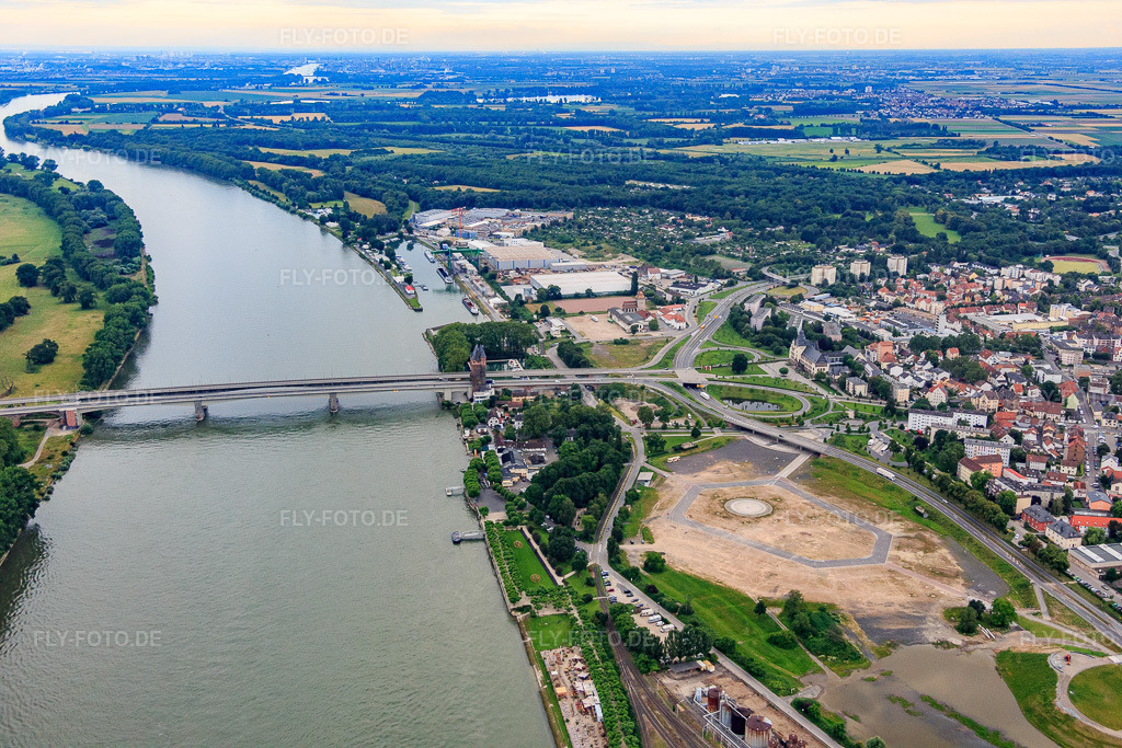 Luftbild: Nibelungenbrücke für die B47 über den Rhein mit Nibelungenturm in Worms im Bundesland Rheinland-Pfalz in Deutschland. Foto: IMG_091108.jpg vom 04.07.2016 durch Werner Riehm/FLY-FOTO.deNIBELUNGENTURM.DE