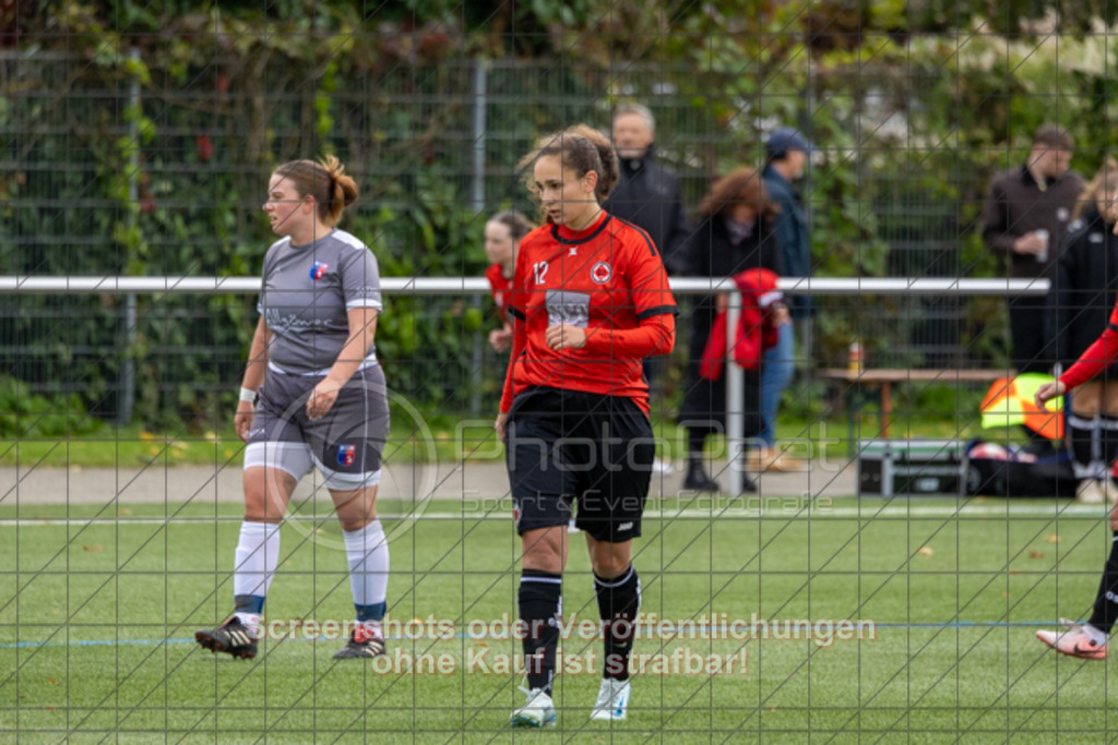 20251005_111053_0168 | #,1.Göppinger SV (rot) vs. SGM Aufhausen/Nellingen (grau), Fußball, Frauen-Regionenliga 3 - WfV, 04. Spieltag, Saison 2025/2026, Kunstrasenplatz Nord, Hohenstaufenstr. 116, 73033 Göppingen, 05.10.2025 - 11:00 Uhr,Foto: PhotoPeet-Sportfotografie/Peter Harich