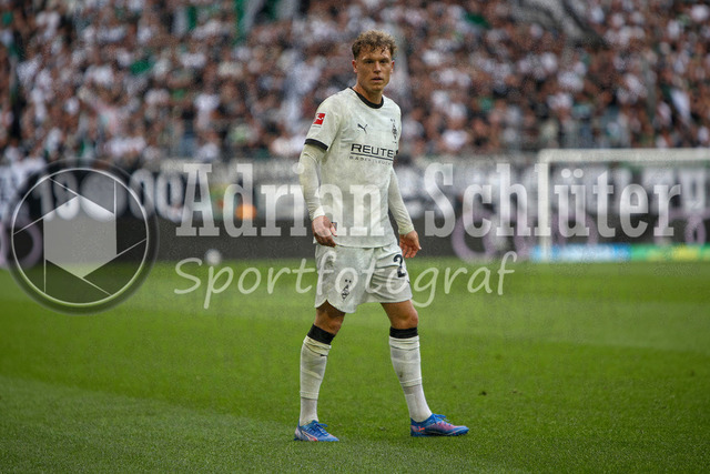 Borussia Mönchengladbach vs SV Werder Bremen - Bundesliga  | Mönchengladbach, Deutschland, 14.09.25:   Robin Hack (Borussia Mönchengladbach) schaut waehrend des Spiels der Bundesliga zwischen Borussia Mönchengladbach vs SV Werder Bremen im Stadion im Borussia Park(Foto von Brauer-Fotoagentur / Adrian Schlueter)
