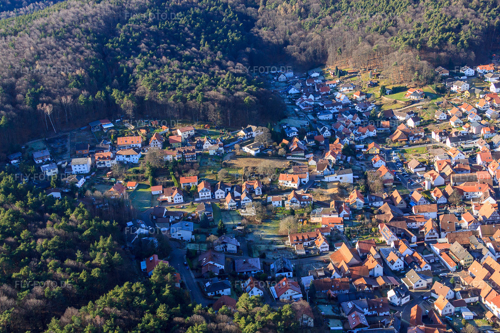 Luftbild: Ortsansicht des Dornöschens der Pfalz versteckt in den Bergen des Pflälzerwalds in Dörrenbach im Bundesland Rheinland-Pfalz in Deutschland. Foto: IMG_48342.jpg vom 11.12.2011 durch Werner Riehm/FLY-FOTO.de