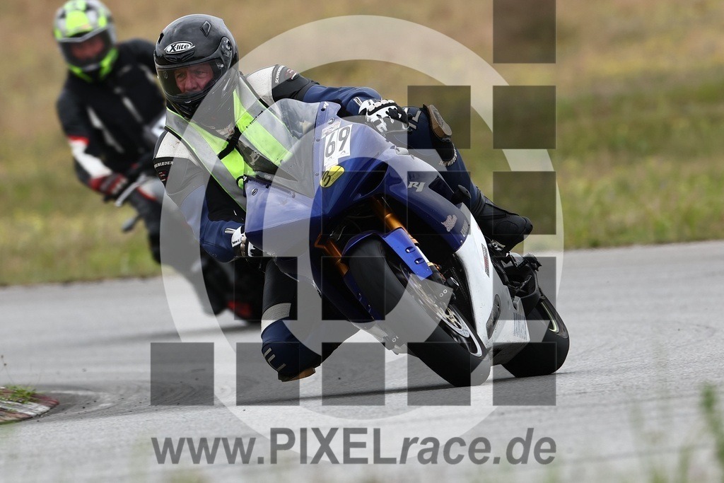 0069-20240712_00537 | Schöne Erinnerungen an spannende Momente - das festzuhalten ist unser Job. PIXELrace.de ist seit 2003 auf den Rennstrecken Europas unterwegs um die Action draußen beim Fahren und die wunderbare Stimmung imm Fahrerlager für euch einzufangen.