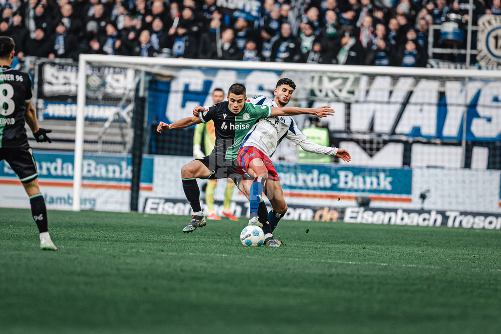Fußball | Männer | Saison 2024/2025 | 2. Fußball-Bundesliga | 20. Spieltag | Hamburger SV vs. Hannover 96 | 02.02.2025 | v.l. Nicolo Tresoldi (#9, Hannover 96) gegen Daniel Elfadli (#8, HSV)