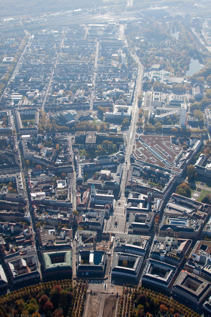 Luftbild: Karlstraße Marktplatz im Ortsteil Innenstadt-West in Karlsruhe im Bundesland Baden-Württemberg in Deutschland. Foto: IMG_35183.jpg vom 31.10.2010 durch Werner Riehm/FLY-FOTO.de