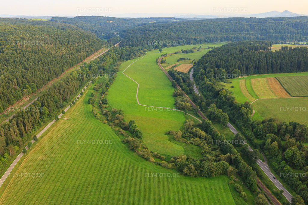 Luftbild: Donauradweg im Ortsteil Möhringen in Tuttlingen im Bundesland Baden-Württemberg in Deutschland. Foto: IMG_102758.jpg vom 25.08.2017 durch Werner Riehm/FLY-FOTO.de