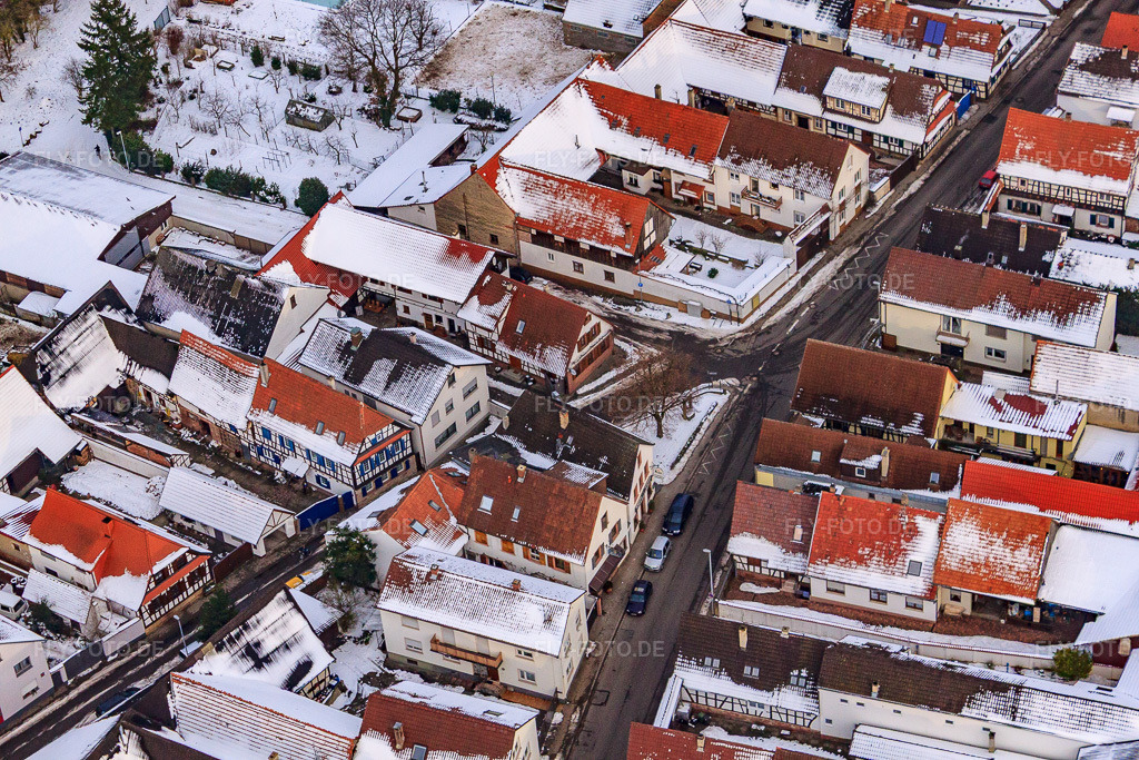 Luftbild: Hauptstraße im Winter im Schnee in Winden im Bundesland Rheinland-Pfalz in Deutschland. Foto: IMG_23744.jpg vom 16.01.2010 durch Werner Riehm/FLY-FOTO.de