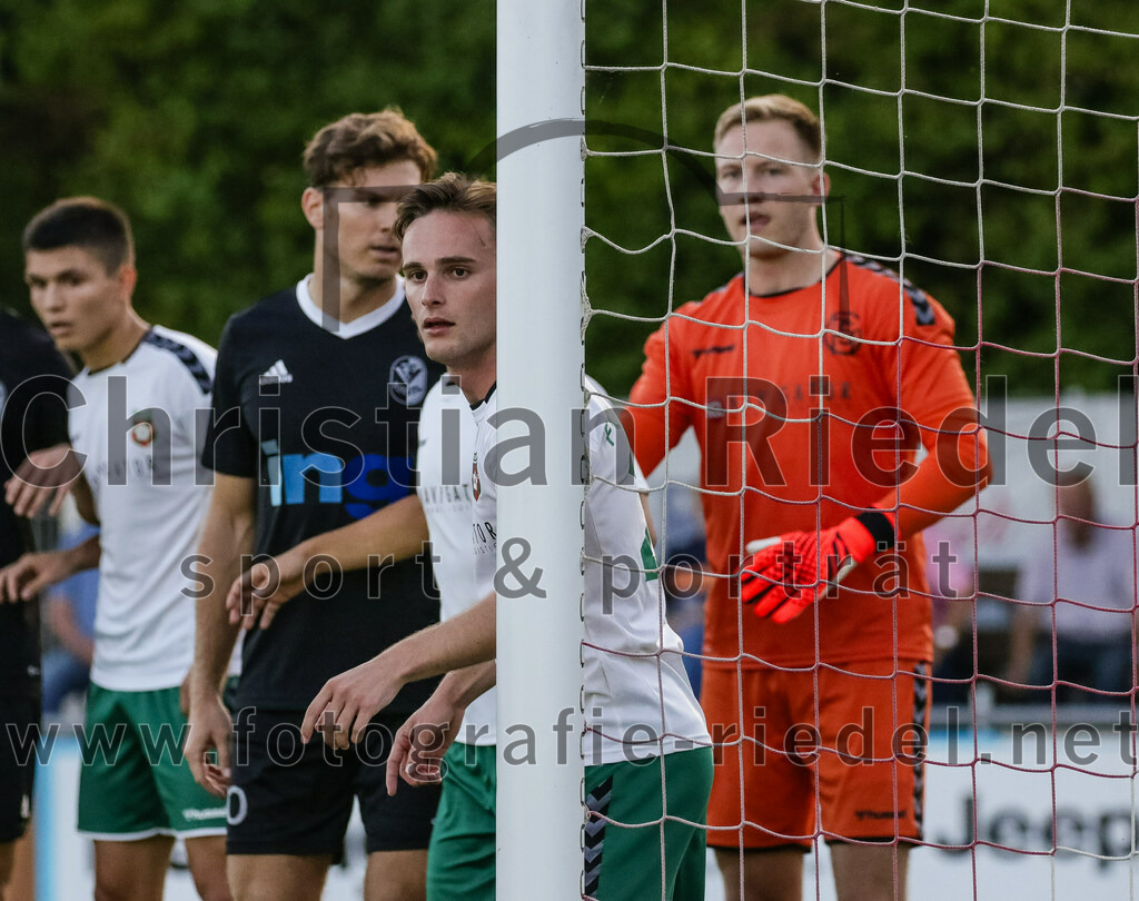 2023-08-18_019_FC_Schwaig_gegen_TSV_Kastl | Oberding, Deutschland, 18.08.2023:
Fußball, Landesliga Südost 2023 / 2024, 7. Spieltag, FC Schwaig gegen TSV Kastl, Endergebnis: 2:2

Leon Roth (FC Schwaig, #21)

Foto: Christian Riedel / fotografie-riedel.net