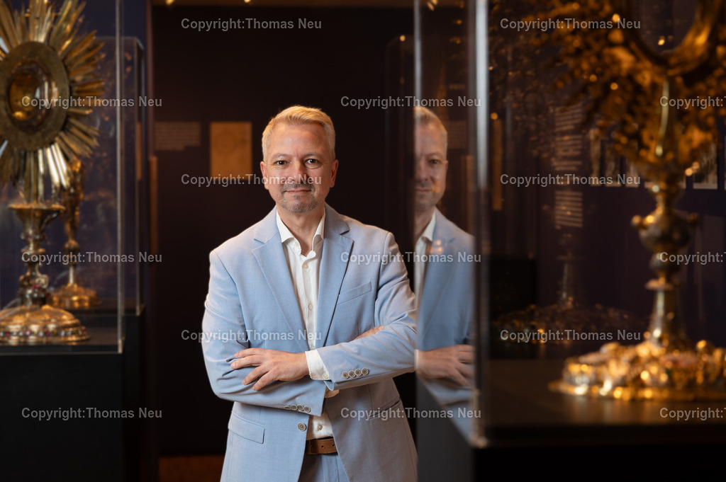 Dr_Jan_Christoph_Breitwieser_Fotografie-Thomas-Neu-36 | orträt von Dr. Jan Christoph Breitwieser, Museumsdirektor des Museums Bensheim und Archäologe. Neben seiner wissenschaftlichen Arbeit als Archäologe prägt er vor allem als engagierter Netzwerker und Kulturvermittler das kulturelle Leben an der Bergstraße. Durch sein weitreichendes Engagement ist es ihm gelungen, bedeutende Künstler nach Bensheim zu holen und hochkarätige Ausstellungen zu realisieren – darunter auch Werke des international renommierten Malers Neo Rauch.
Das Porträt zeigt eine Persönlichkeit, die weit über die klassische Museumsarbeit hinaus wirkt: als Impulsgeber für die regionale Kunstszene, als Vermittler zwischen Geschichte und Gegenwart sowie als zentrale Figur im kulturellen Netzwerk der Stadt Bensheim. Seine Arbeit steht exemplarisch für die Verbindung von Archäologie, zeitgenössischer Kunst und lebendiger Kulturarbeit.