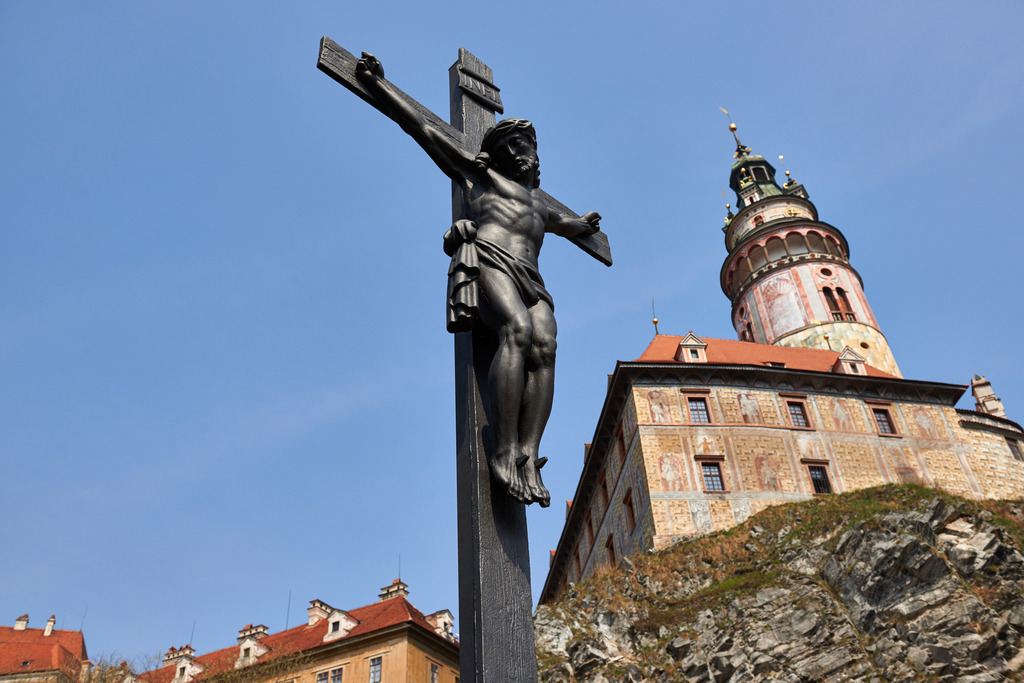 Kreuz und Schloss | Krumau, Tschechien - 21. April 2013: Kreuz und Schloss - Realisiert mit Pictrs.com