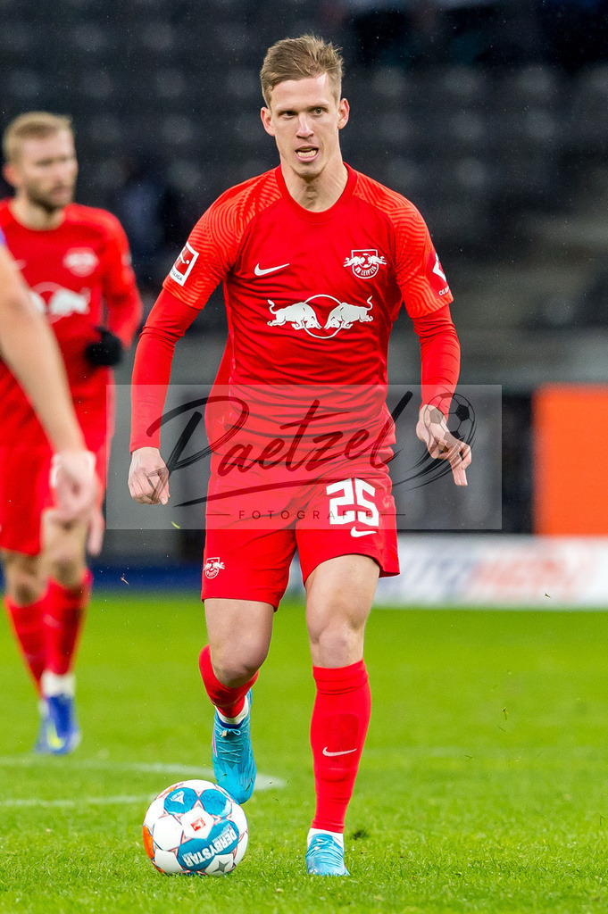 BSCRBL20220220_218 | Fussball, Herren: Dani Olmo (RB Leipzig) in Aktion, am Ball, Einzelaktion bei dem Spiel der 1. Bundesliga zwischen Hertha BSC und RB Leipzig im Olypiastadion am 20.02.2022 in Berlin, Deutschland.DFB / DFL REGULATIONS PROHIBIT ANY USE OF PHOTOGRAPHS AS IMAGE SEQUENCES AND/OR QUASI-VIDEO. - Realisiert mit Pictrs.com