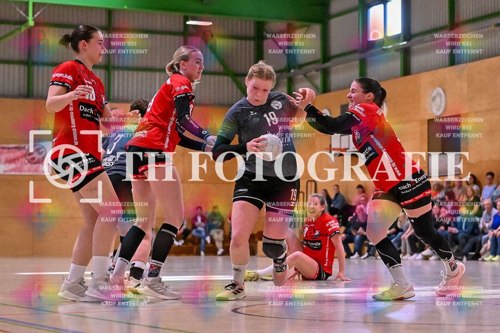 GER, SG Maulburg/Steinen - HB Kinzigtal, Handball, Suedbadenliga, 22. Spieltag, Saison 2023/2024, 27.04.2024 | Pia Weichenhein (HB Kinzigtal, #19) in Ballbesetzt und im Duell mit Leonie Kiefer (SG Maulburg/Steinen, #03) und Sharena Hasler (SG Maulburg/Steinen, #77)

GER, SG Maulburg/Steinen - HB Kinzigtal, Handball, Suedbadenliga, 22. Spieltag, Saison 2023/2024, 27.04.2024

Foto: TH Fotografie/Thomas Hess