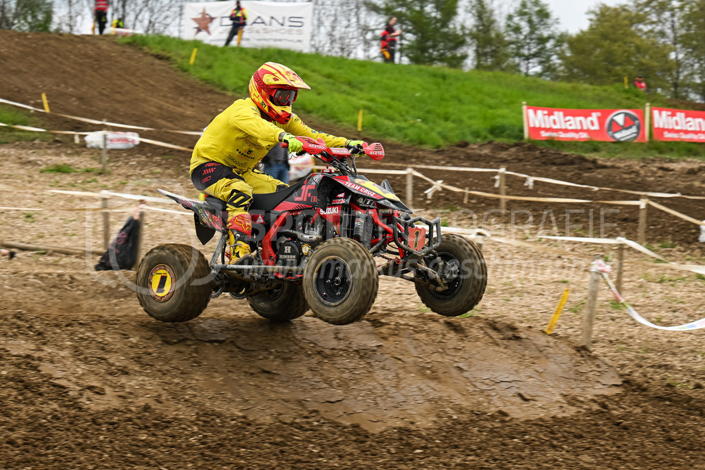 Motocross Schlatt bei Winterthur - 30. April 2023 | #1 Ferraz Joao aus Regensdorf (CH) auf Suzuki J Francing in der Kategorie Quad am Motocross Schlatt bei Winterthur, 30. April 2023. 
Instagram: @mx_schlatt | @mc_wila | @sam_schweiz
Bild: Sportfotografie Markus Aeschimann | www.markus-aeschimann.ch - Realisiert mit Pictrs.com