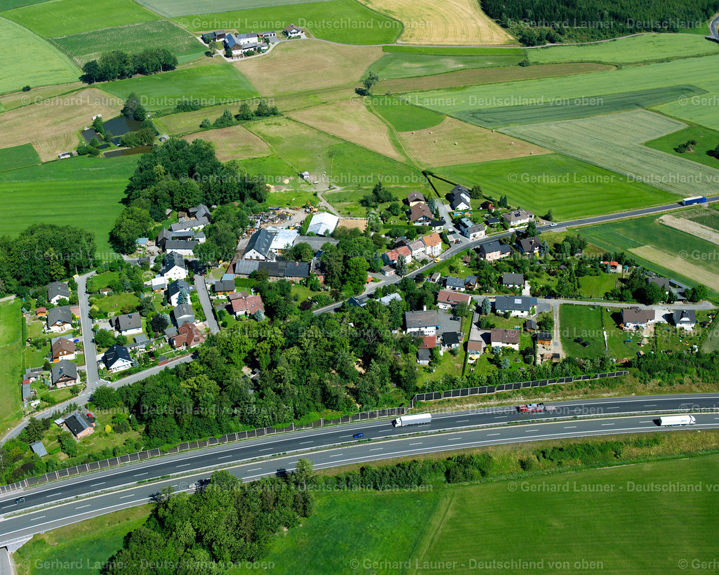 2629904 | KöDITZ 12.07.2006 Ortsansicht der Straßen und Häuser der Wohngebiete im Ortsteil Scharten in Köditz im Bundesland Bayern, Deutschland. // Town View of the streets and houses of the residential areas in the district Scharten in Koeditz in the state Bavaria, Germany. Foto: Gerhard Launer