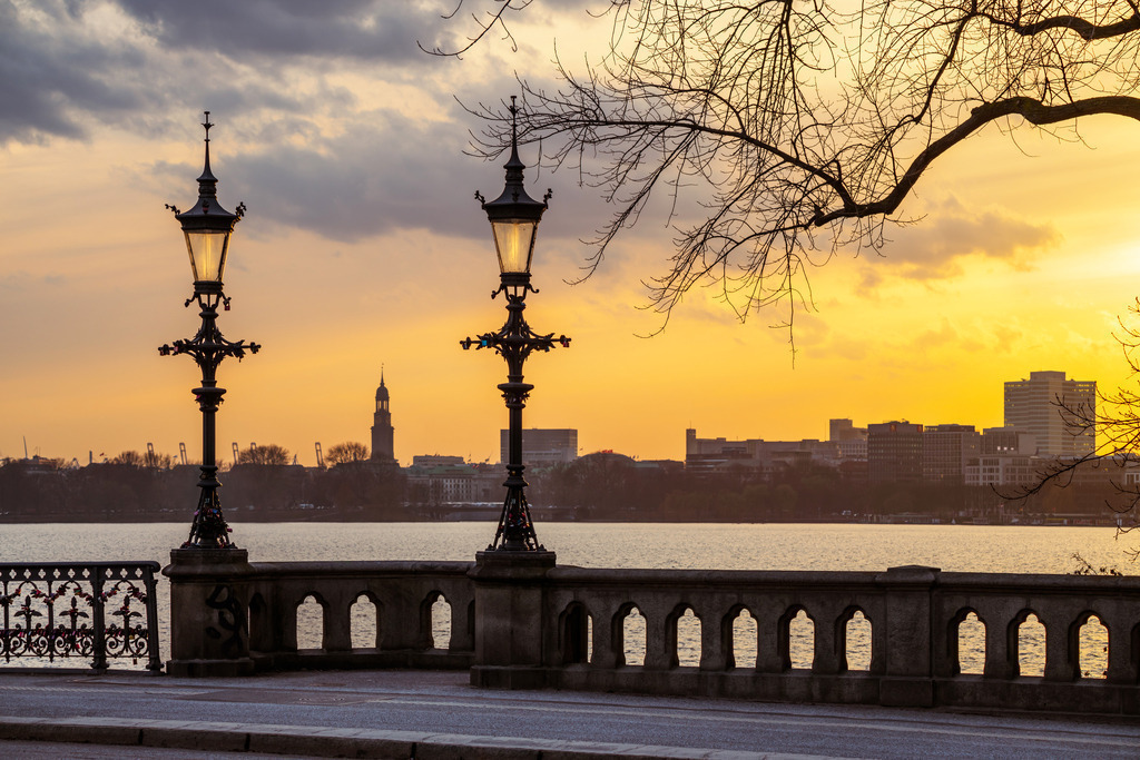 10231108 - Abendrot an der Außenalster | Blick auf die Schwanenwikbrücke und die Außenalster im Abendrot.