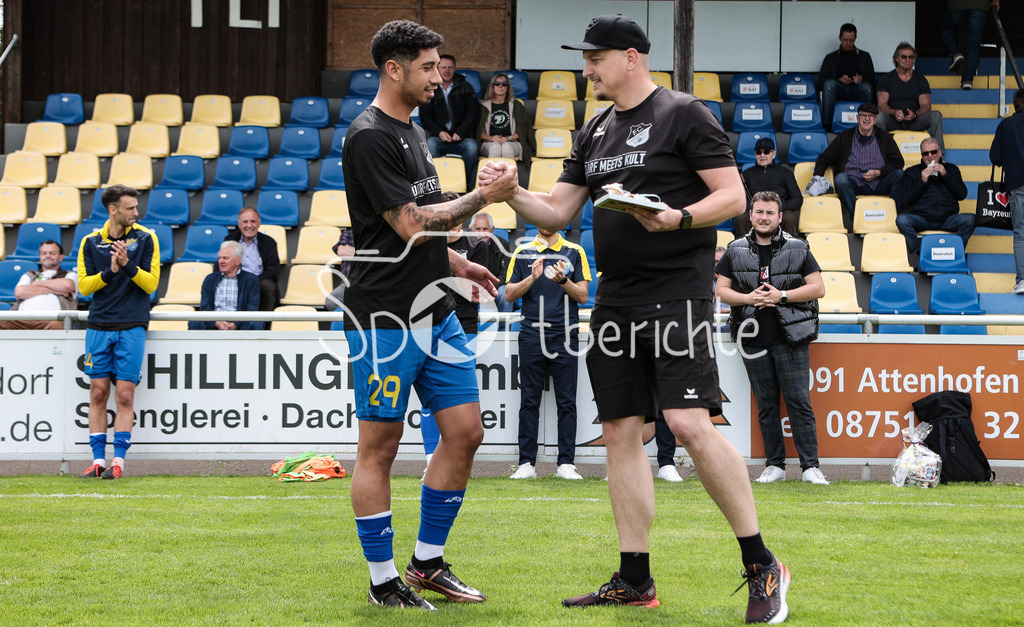 FC Pipinsried - SV Wacker Burghausen | Der FC Pipinsried verabschiedet vor der Partie gegen Burghausen noch einige Spieler / Im Bild Alexander Langen (FCP #29) und Praesident Benny Rauch