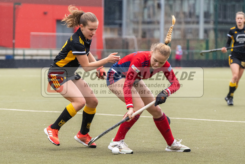 HK_20230401_106628 | 1. Bundesliga Damen Düsseldorfer HC - Harvestehuder THC  am 1.4.2023 DHC Düsseldorf, Düsseldorf , Julia Schedl ( Düsseldorfer HC #27 ) , Schlüter Henriette ( Harvestehuder THC #11 )