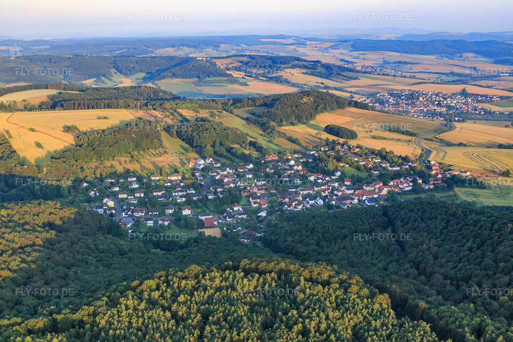 Luftbild: Dorfansicht aus Osten in Gonbach im Bundesland Rheinland-Pfalz in Deutschland. Foto: IMG_091234.jpg vom 07.07.2016 durch Werner Riehm/FLY-FOTO.de