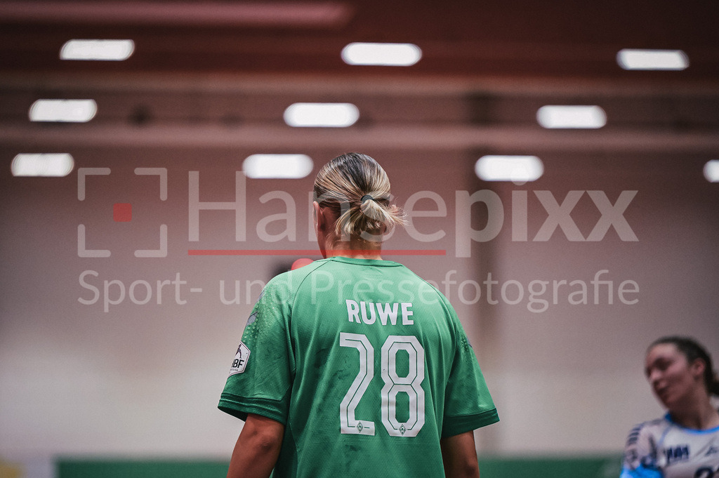 Handball, 2. Bundesliga Frauen, SV Werder Bremen - TuS Lintfort | v.li.: Leni Ruwe (SV Werder Bremen, 28) Portrait, Nahaufnahme, Einzelfoto, Einzelbild
