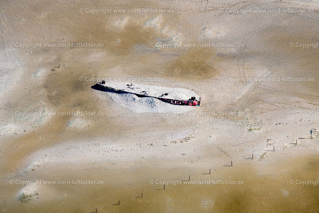 Norderney_Wrack_Eines_Heringslogger_Am_Ostende_ELS_5633050923 | NORDENEY 05.09.2023 Wrack Sandstrand- Landschaft an der Nordsee zur Insel Norderney im Bundesland Niedersachsen. // Wreck Beach landscape on the North Sea to island Norderney in the state Lower Saxony. Foto: Martin Elsen