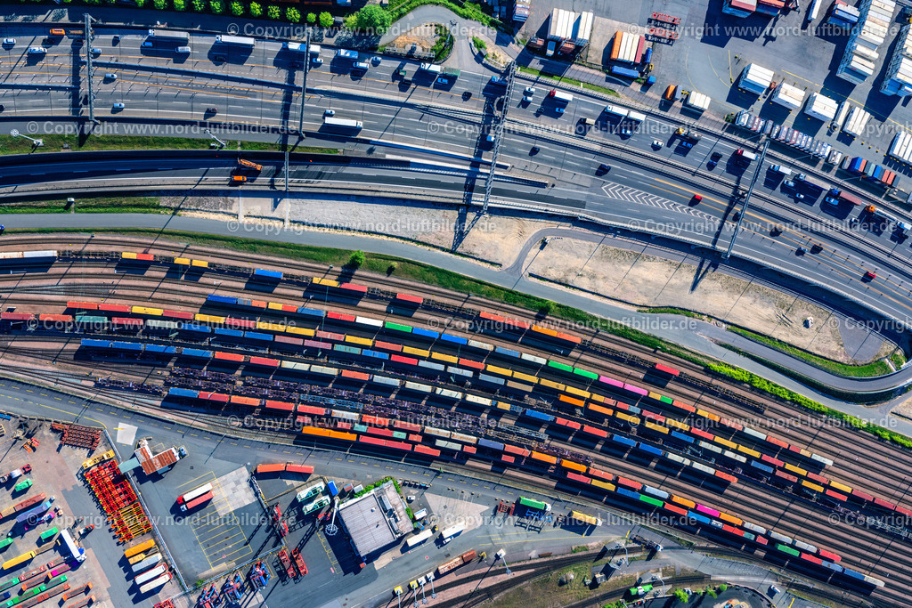 Hamburg_Burchardkai_Gleise_A7_Container_Senkrechtaufnahme_ELS_1454090525 | HAMBURG 09.05.2025 Senkrecht- Luftbild aus der Satelliten- Perspektive vom HHLA Rangiergleise auf dem Gelände Burchardkai Köhlbrand - Elbtunnel im Ortsteil Waltershof in Hamburg, Deutschland. Weiterführende Informationen bei: Autobahn GmbH des Bundes,  HPA Hamburg Port Authority,  Hamburger Hafen und Logistik Aktiengesellschaft. // Vertical aerial view from the satellite perspective of the hHLA shunting tracks on the Burchardkai Koehlbrand - Elbe Tunnel site in the Waltershof district of Hamburg, Germany. Further information at: Autobahn GmbH des Bundes,  HPA Hamburg Port Authority,  Hamburger Hafen und Logistik Aktiengesellschaft. Foto: Martin Elsen