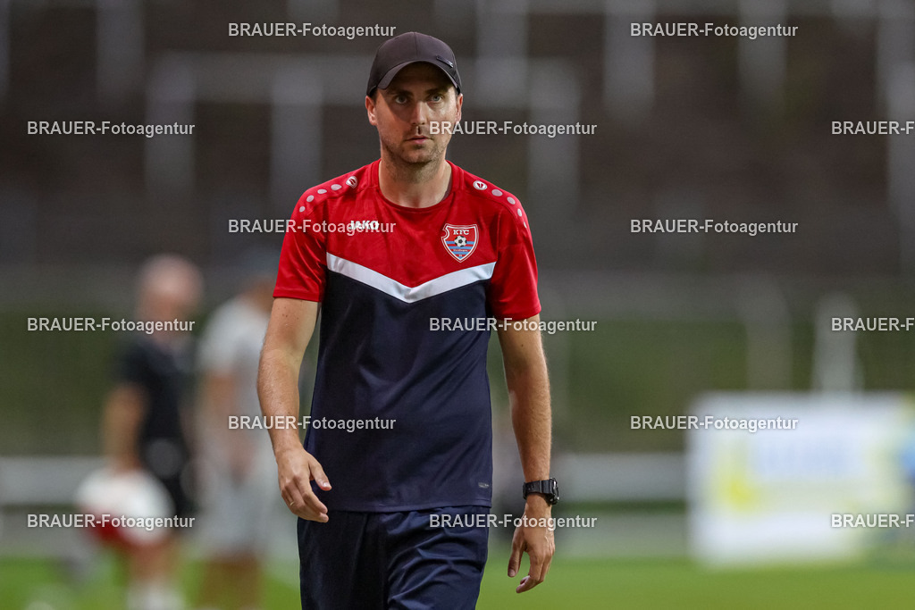 SB_KFCBAU_20250815_4924.JPG -  - KFC Uerdingen - SF Baumberg - Oberliga Niederrhein | Krefeld, Deutschland, 15.08.25: Trainer Julian Stöhr (KFC Uerdingen) schaut während des Oberliga Niederrhein Spiels zwischen KFC Uerdingen - SF Baumberg in der Grotenburg Stadion am 15. August 2025 in Krefeld, Deutschland. (Foto von Stefan Brauer/Brauer-Fotoagentur)