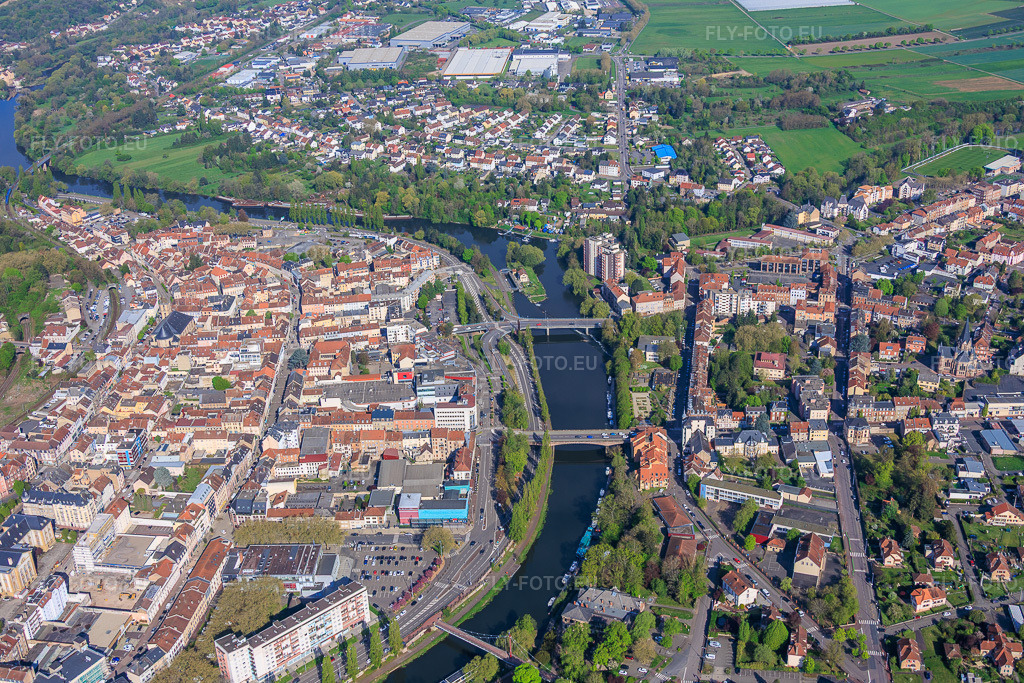 Vue aérienne: Vue d'ensemble de la ville sur les rives de la Sarre depuis le sud à Saargemünd dans le département Moselle, France.Photo: IMG_154568.jpg prise le 18/04/2026 par Werner Riehm/FLY-FOTO.euRésolution de l'original: 6000 x 4000 px
